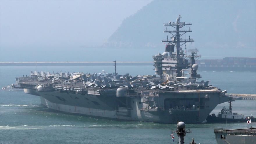El portaaviones USS Nimitz abandona la ciudad portuaria meridional de Busan, en Corea del Sur.