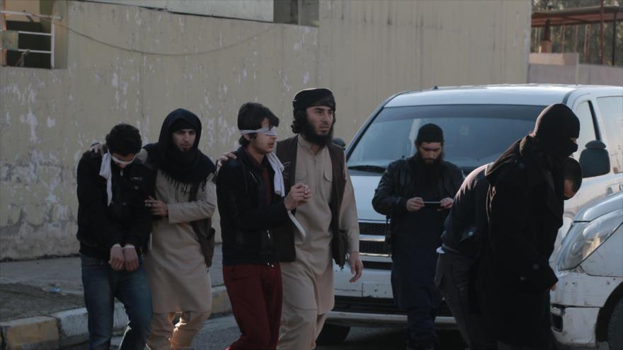 Miembros del grupo terrorista EIIL (Daesh, en árabe) capturan a varios civiles acusados de "espionaje" en Mosul, norte de Irak.