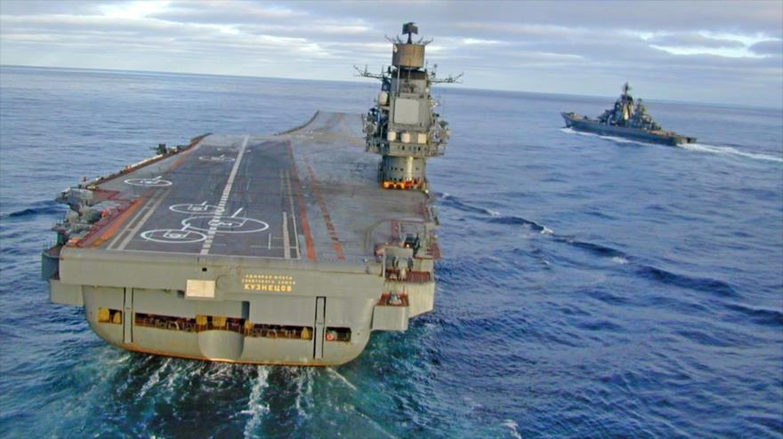 El portaaviones ruso Almirante Kuznetsov, y el crucero de batalla de propulsión nuclear Piotr Veliki (Pedro el Grande).