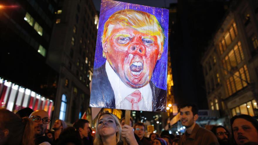 Los manifestantes salen a las calles de Nueva York, tras victoria de Donald Trump en las presidenciales de EE.UU, 9 de noviembre de 2016.