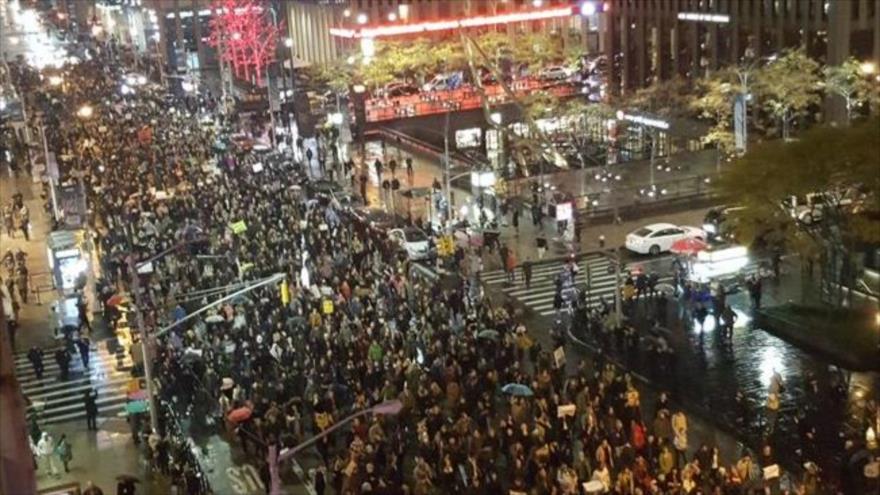 Miles de estadounidenses realizan protestas en contra de Trump