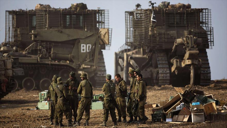 Excavadoras militares del ejército del régimen de Israel desplegadas en la Franja de Gaza.