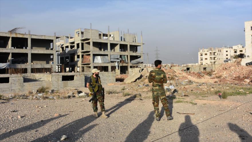 Integrantes del Ejército de Siria en el distrito Proyecto de Vivienda 1070, en Alepo, 8 de noviembre de 2016.