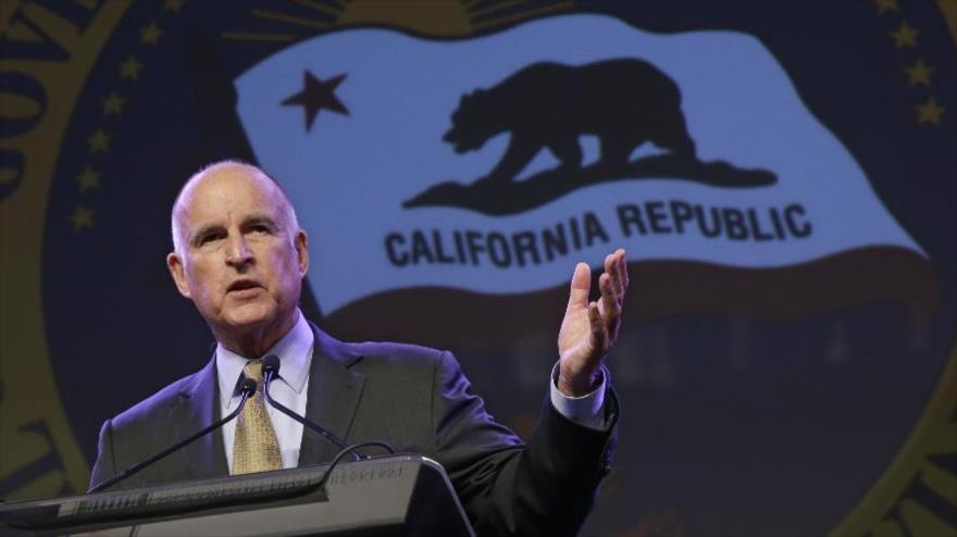 El gobernador de California, Jerry Brown, dando un discurso sobre la independencia de California de Estados Unidos.