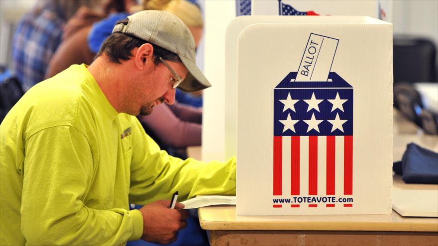 Un ciudadano estadounidense ejerce su derecho al voto, en Iowa, 8 de noviembre de 2016.