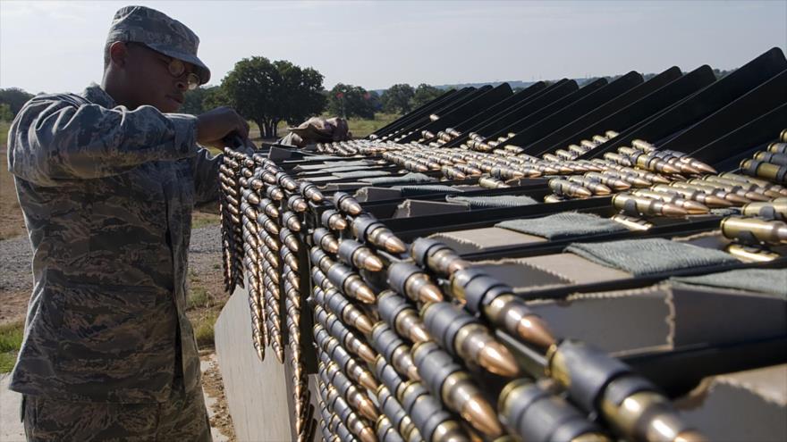 Militar estadounidense comprueba las municiones para las grandes armas de la ametralladora M240l.