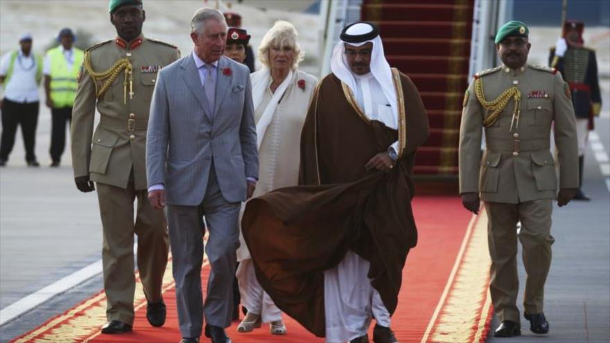 El príncipe Carlos de Gales a su llegada a Manama es recibido por el príncipe heredero de Baréin, Salman bin Hamad bin Isa Al Jalifa, 8 de noviembre de 2016. 