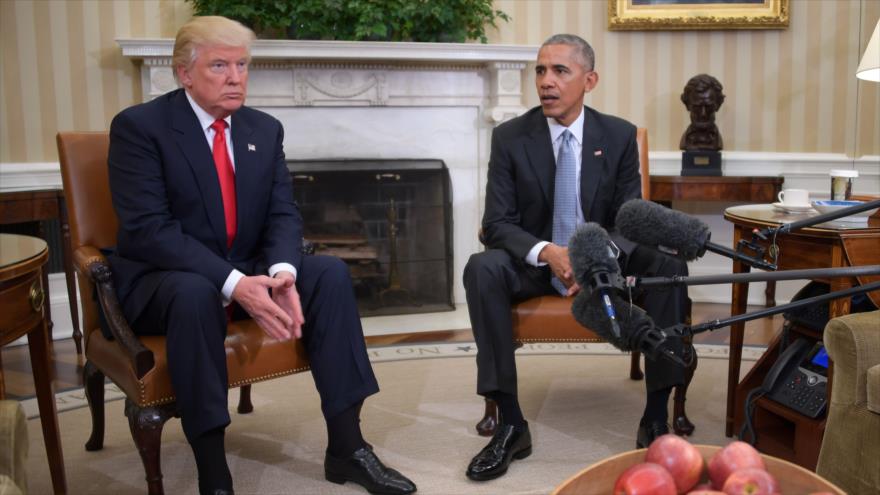 El saliente presidente de EE.UU., Barack Obama (dcha.), y su sucesor Donald Trump se reúnen en el Salón Oval de la Casa Blanca, 10 de noviembre de 2016.