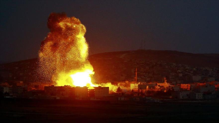 Humo y llamas se alzan tras un ataque aéreo de la coalición liderada por EE.UU. en la ciudad de Kobani, en el norte de Siria.
