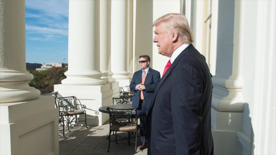 El presidente electo de Estados Unidos, Donald Trump, camina hacia un balcón en el Capitolio, Washington, 10 de noviembre de 2016.
