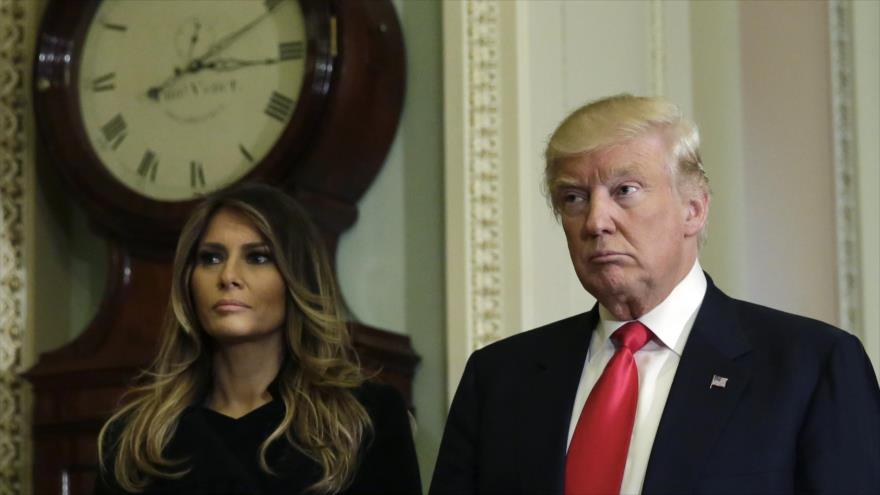 El presidente electo de Estados Unidos, Donald Trump, junto con su esposa Melania Trump, en una rueda de prensa en el Capitolio, Washington, 10 de noviembre de 2016.