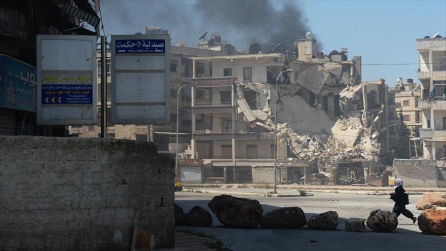 Humos producidos por un ataque artillero de los grupos terroristas en un barrio en el oeste de Alepo (Siria).