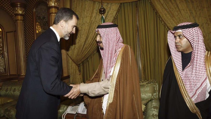 El rey de España, Felipe VI, expresa sus condolencias al monarca saudí, Salman bin Abdulaziz bin Saud, por la muerte de su hermano, el rey Abdalá, durante un encuentro en Riad, 24 de enero de 2015.