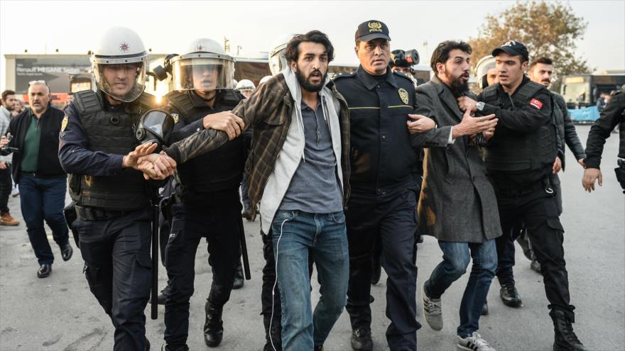 Turquía detiene al editor de un diario opositor al llegar al país