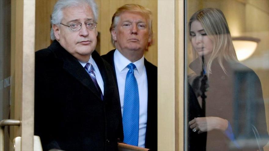 David Friedman (izda.), el nuevo embajador de EE.UU. en Israel, con el multimillonario Trump y su hija Ivanka, en 2010.