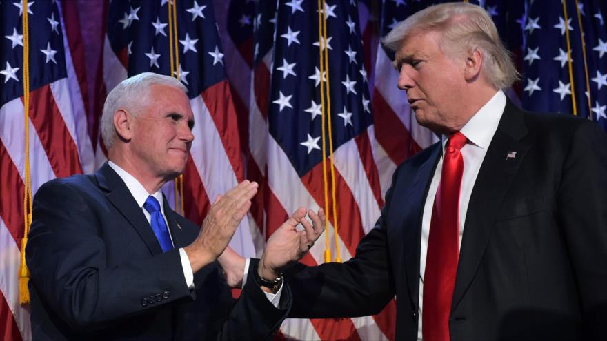 El nuevo presidente de EE.UU., Donald Trump (drcha.), junto al vicepresidente electo, Mike Pence, durante un acto de campaña en Nueva York, 9 de noviembre de 2016.