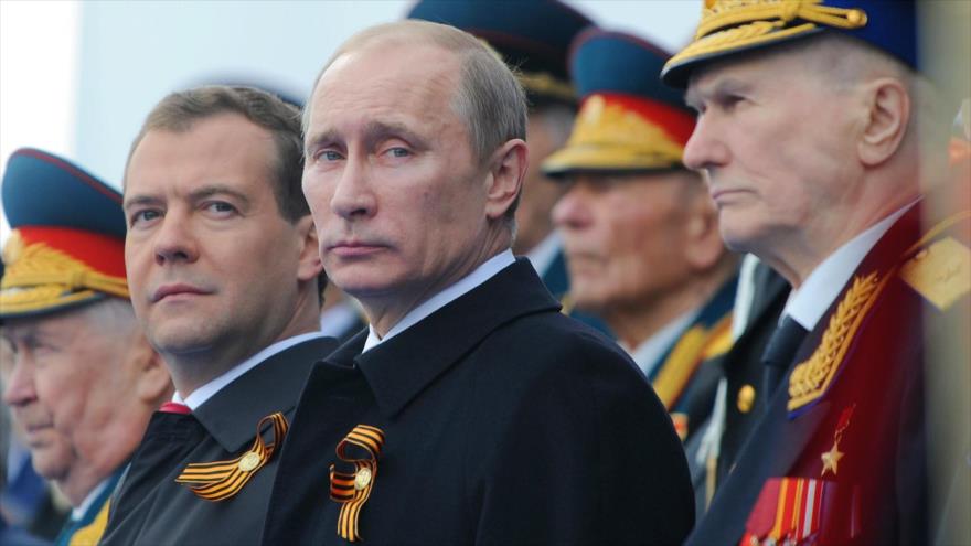 El presidente de Rusia, Vladimir Putin, junto con el primer ministro ruso, Dmitri Medvedev (izqda.).