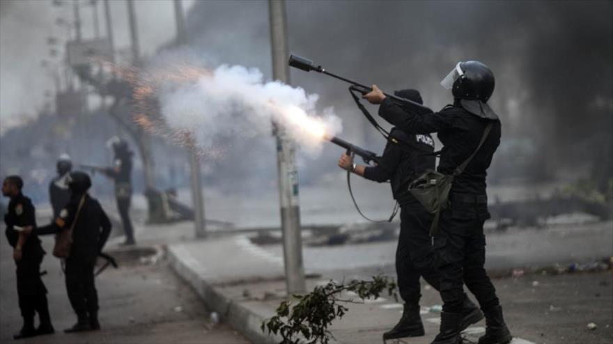 Agentes de policía egipcios lanzan gas lacrimógeno durante una manifestación en pro de los Hermanos Musulmanes (HHMM) en El Cairo (capital de Egipto), 29 de noviembre de 2013.