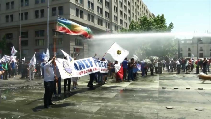 Empleados públicos chilenos protestan contra el reajuste salarial