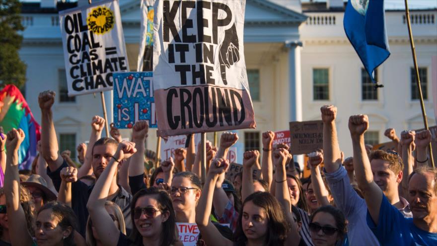 Manifestantes reunidos frente a la Casa Blanca en Washington para protestar contra el proyecto Dakota Access Pipeline (DAPL), 13 de septiembre de 2016.