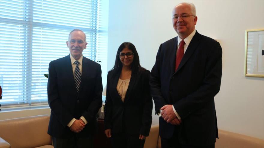 La canciller de Venezuela, Delcy Rodríguez (centro), junto al jefe del Gabinete de la Secretaría de la Organización de Naciones Unidas, Edmond Mulet (izda.), 11 de noviembre de 2016.