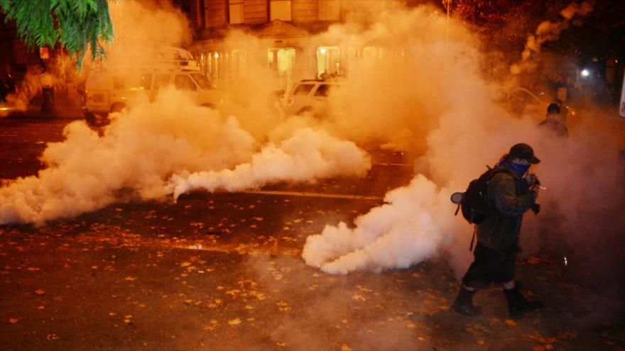 Policía reprime a manifestantes anti-Trump en Portland 