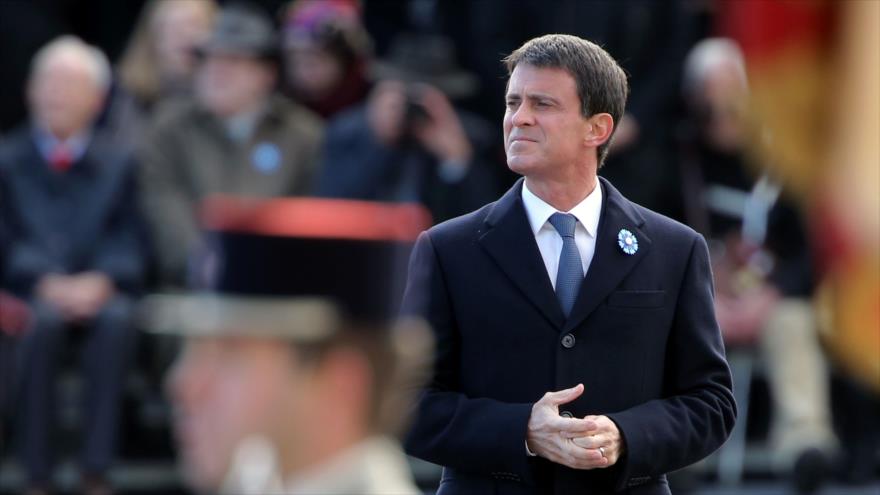 El primer ministro francés, Manuel Valls, llega al Arco de Triunfo, en París, para las conmemoraciones del Día del Armisticio, que marcan el final de la Primera Guerra Mundial,11 de noviembre de 2016.