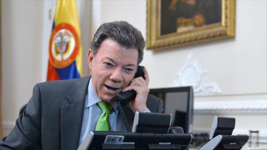 El presidente de Colombia, Juan Manuel Santos, hablando por teléfono desde su despacho de la Casa de Nariño (sede presidencial) en Bogotá.