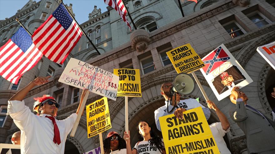 Manifestantes se reúnen frente al recién inaugurado Trump International Hotel para protestar contra las posiciones racistas, sexistas y antinmigrantes del presidente electo de EE.UU., Donald Trump, en Washington, 12 de septiembre de 2016.