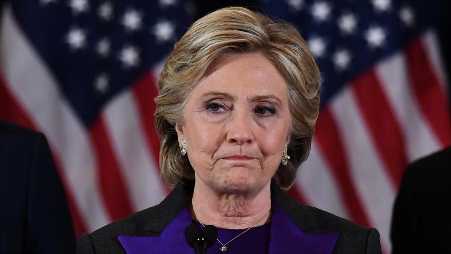 La ex secretaria de Estado de EE.UU., Hillary Clinton, trata de dar un discurso en la ciudad de Nueva York, un día después de conocer su derrota electoral, 9 de noviembre de 2016.
