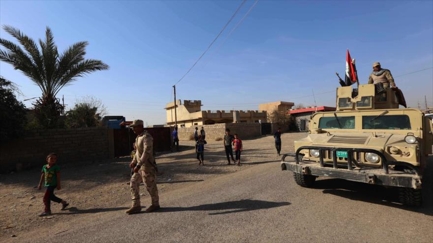 Las fuerzas del Ejército iraquí patrullan en una aldea, a unos 45 kilómetros al sur de Mosul (norte), 12 de noviembre de 2016.