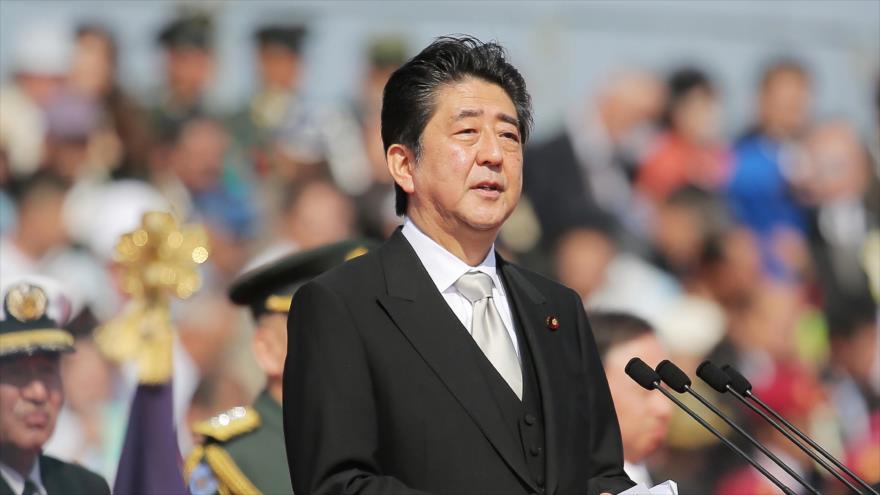 El primer ministro japonés, Shinzo Abe, habla con las Fuerzas de Autodefensa de Japón durante un desfile militar en el campamento Asaka en Asaka, prefectura de Saitama, 23 de octubre de 2016.