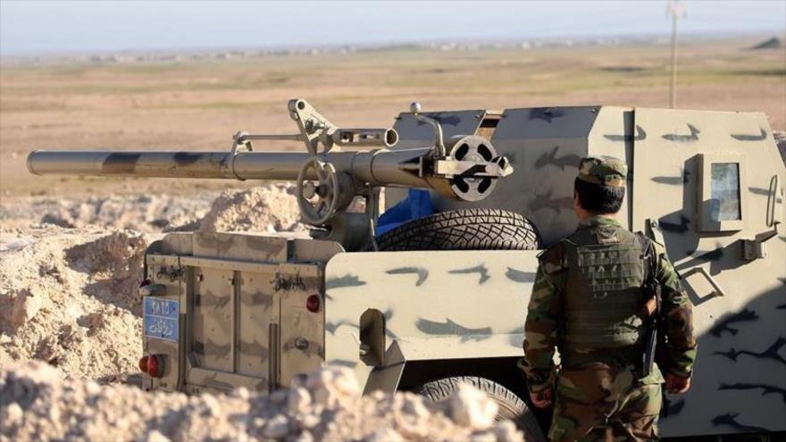 Un efectivo kurdo iraquí cerca de un vehículo blindado en el norte de Irak.