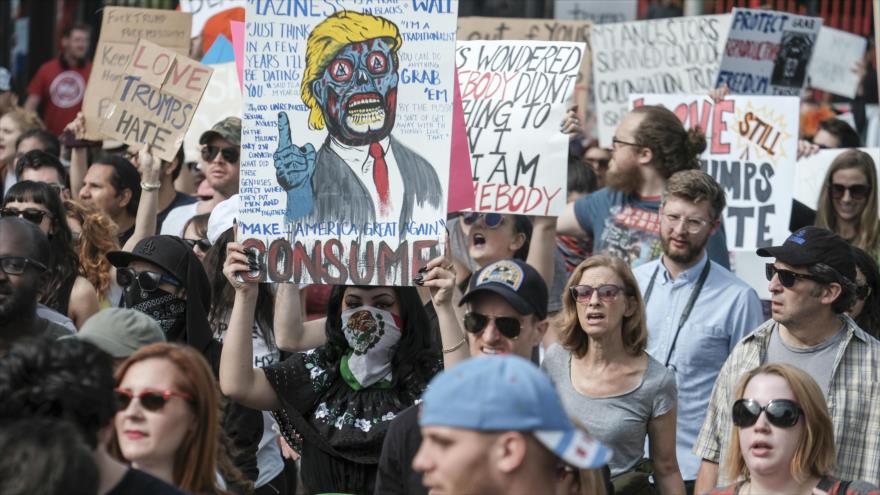 Los manifestantes marchan en protesta por el presidente electo de Estados Unidos, Donald Trump, en la ciudad de Los Ángeles, 12 de noviembre de 2016.