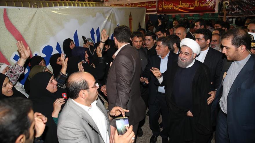 El presidente de Irán, Hasan Rohani, se presenta en la terminal fronteriza de Shalamche, para despedir a los peregrinos de Arbaín, 13 de noviembre de 2016.
