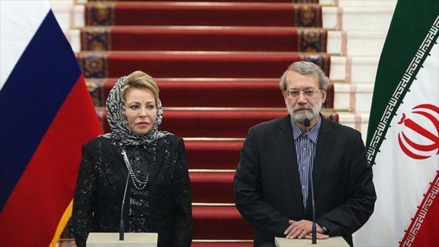 El presidente del Parlamento iraní, Ali Lariyani, y la presidenta del Consejo de Federación de Rusia, Valentina Matviyenko, ofrecen una rueda de prensa conjunta en Teherán, capital persa, 13 de noviembre de 2016.