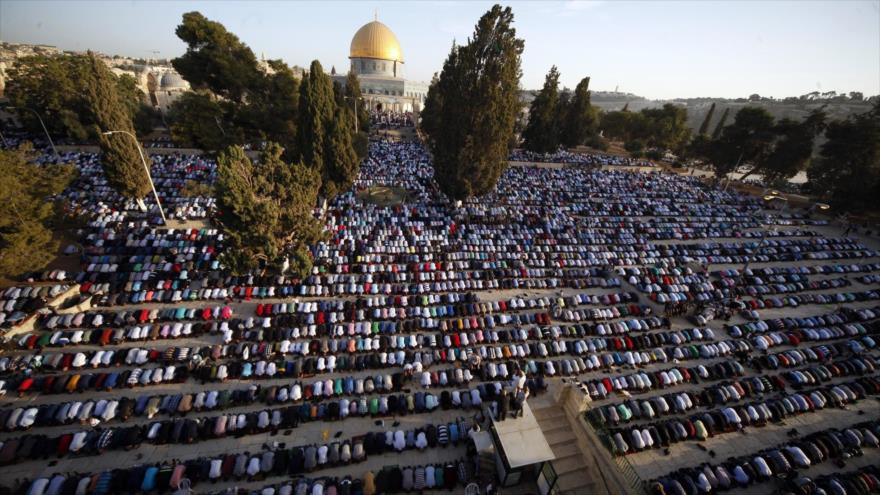 Los palestinos rezan durante la festividad musulmana de Eid al-Adha, en la Explanada de las Mezquitas, en la ciudad de Al-Quds (Jerusalén), septiembre de 2015.