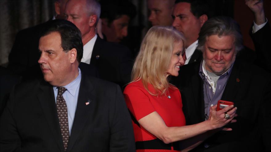 El gobernador de Nueva Jersey (izda.), Chris Christie, con Kellyanne Conway y Steve Bannon (la directora y el jefe de la campaña electoral del recién elegido presidente de EE.UU., Donald Trump), en la ciudad estadounidense de Nueva York, 9 de noviembre de 2016.