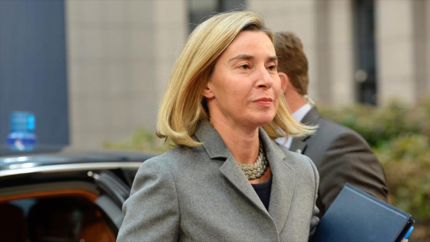 La alta representante para la política exterior de la Unión Europea (UE), Federica Mogherini, asiste a una reunión del bloque comunitario en el Consejo Europeo en la capital belga, Bruselas, 21 de octubre de 2016.