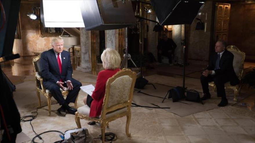 El presidente electo de EE.UU., Donald Trump (izqda.), habla con la presentadora del programa 60 Minutos de CBS, Lesley Stahl. La entrevista se divulgó el 13 de noviembre de 2016. 