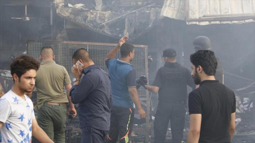 Iraquíes miran la destrucción causada por un ataque suicida en una boda en Karbala (centro de Irak), 29 de agosto de 2016.