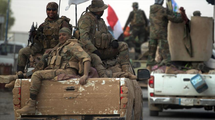 Fuerzas populares iraquíes (Al-Hashad Al-Shabi) en vehículos que se dirigen hacia el sur de Mosul (norte de Irak), 31 de octubre de 2016.