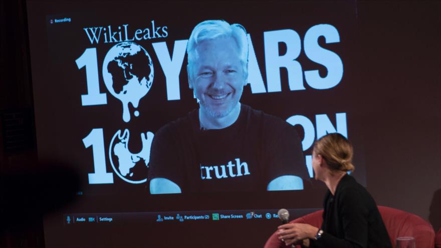 Julian Assange, fundador de WikiLeaks, se dirige a la periodista británica Sarah Harrison (dcha), a través de una videoconferencia en vivo, con ocasión del décimo aniversario del portal de filtraciones, 4 de octubre de 2016.