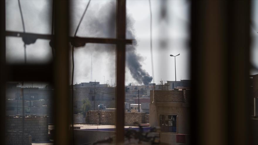 Se levanta nube de humo producto de un ataque de fuerzas iraquíes contra un objetivo del grupo terrorista Daesh en el distrito de Arbagiah (Mosul), 12 de noviembre de 2016.