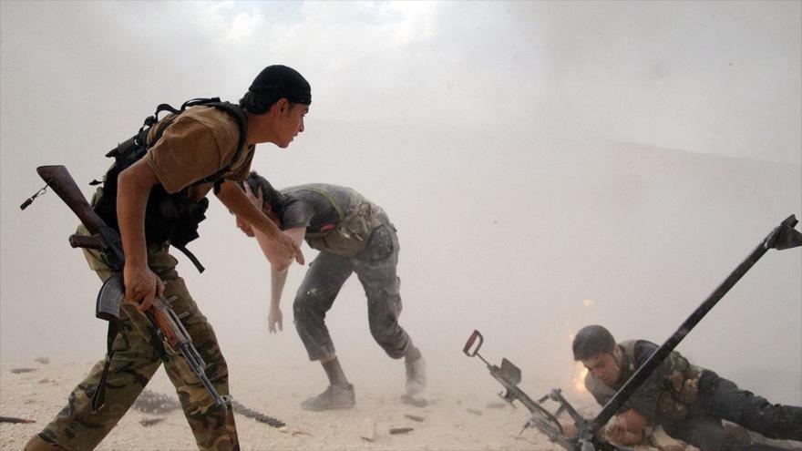 Milicianos del llamado Ejército Libre Sirio (ELS) durante combates con los terroristas de Daesh en una zona al norte de Siria.