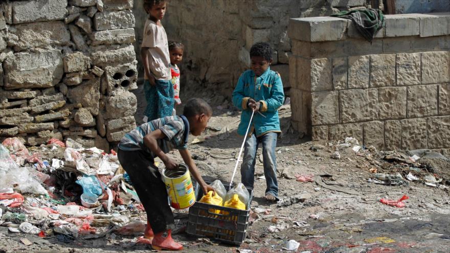 Niños yemeníes acarrean galones de agua en un barrio pobre de la capital yemení, Saná, 9 de noviembre de 2016.