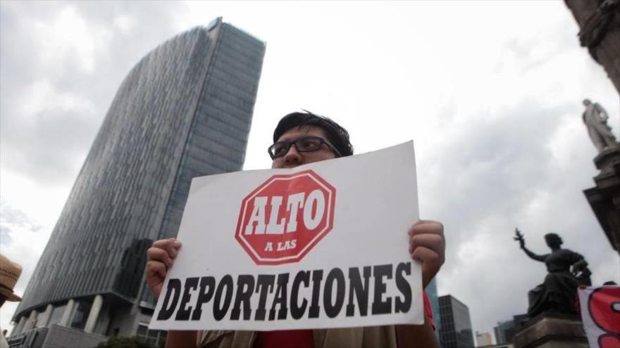 Un grupo de personas protesta en contra del presidente electo de EE.UU., Donald Trump, en la Ciudad de México D.F, México, 12 de noviembre de 2016.