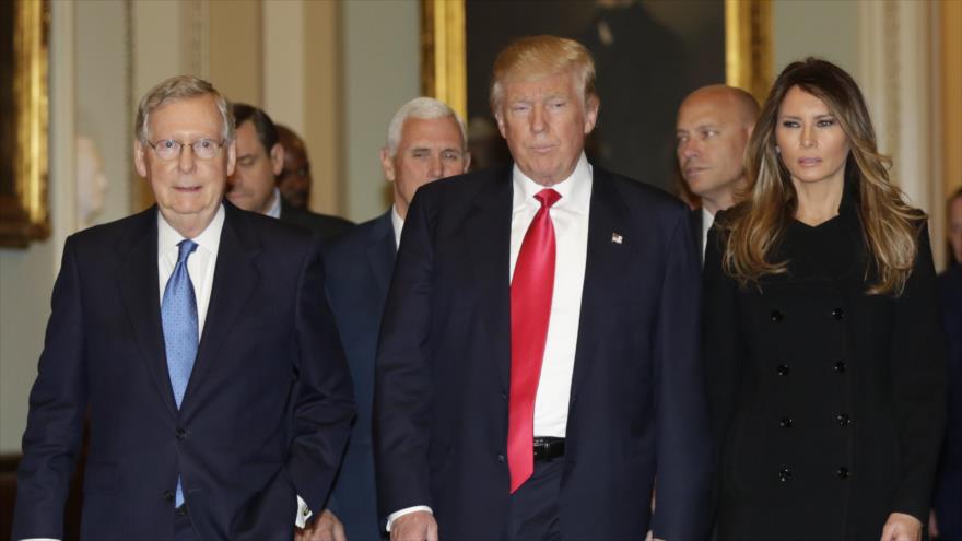 El presidente de Estados Unidos, Donald Trump (c.), su esposa, Melania Trump, y el jefe de la mayoría en el Senado, el republicano Mitch McConnell (izda.),en Washington, 10 de noviembre de 2016.