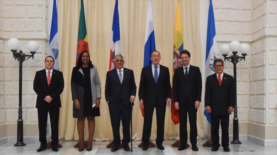 De izquierda a derecha, el enviado especial del canciller nicaragüense, Sidharta Marín, la ministra de Relaciones Exteriores de Dominica, Francine Baron, el canciller de la República Dominicana, Miguel Vargas, el canciller ruso, Serguei Lavrov y el canciller de Ecuador, Guillaume Long, el canciller de El Salvador, Carlos Castañeda en Sochi, Rusia, 14 de noviembre de 2016.