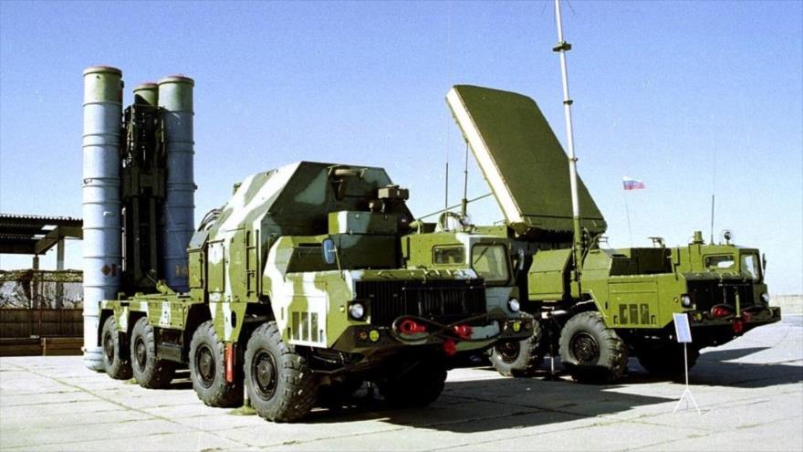 Un sistema ruso de misiles antiaéreos S-300 exhibido en Rusia.